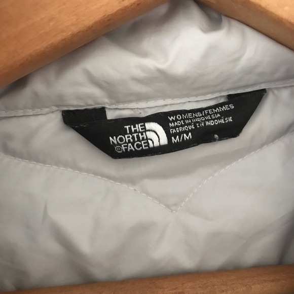The North Face women’s lightweight puffer jacket. Size medium. - Picture 5 of 6